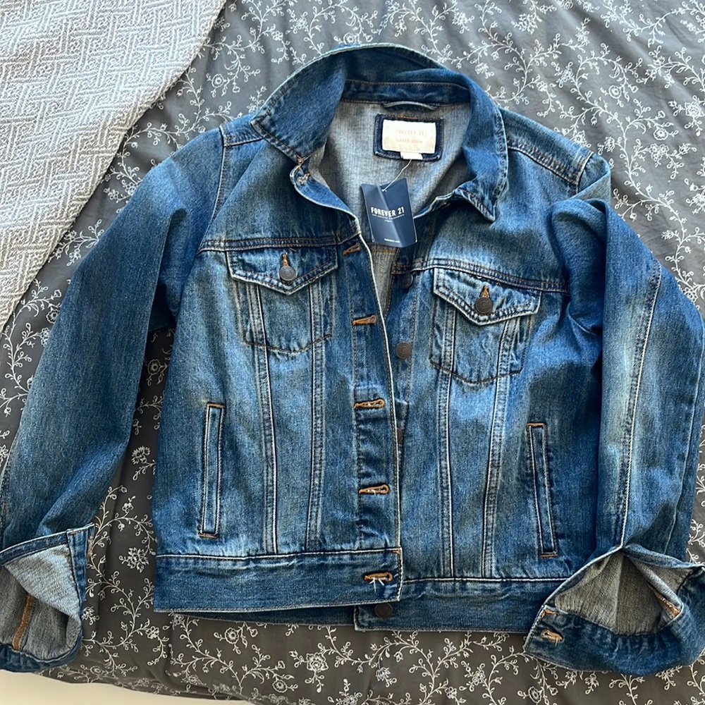 Brand new jean jacket forever 21. Size medium.